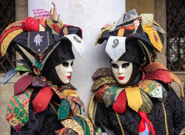 VENICE, İtalya - 15 Şubat 2010: Dünyanın en ünlü ve en çok ziyaret edilen şehirlerinden biri olan Venedik 'teki yıllık karnavalda maskeler. İnsanlar ziyarete ya da güzel el yapımı kostümlerini göstermeye geliyor..