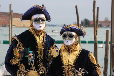 VENICE, İtalya - 15 Şubat 2010: Dünyanın en ünlü ve en çok ziyaret edilen şehirlerinden biri olan Venedik 'teki yıllık karnavalda maskeler. İnsanlar ziyarete ya da güzel el yapımı kostümlerini göstermeye geliyor..