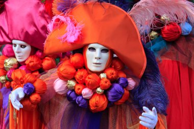 VENICE, İtalya - 15 Şubat 2010: Dünyanın en ünlü ve en çok ziyaret edilen şehirlerinden biri olan Venedik 'teki yıllık karnavalda maskeler. İnsanlar ziyarete ya da güzel el yapımı kostümlerini göstermeye geliyor..