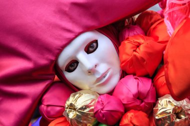 VENICE, İtalya - 15 Şubat 2010: Dünyanın en ünlü ve en çok ziyaret edilen şehirlerinden biri olan Venedik 'teki yıllık karnavalda maskeler. İnsanlar ziyarete ya da güzel el yapımı kostümlerini göstermeye geliyor..