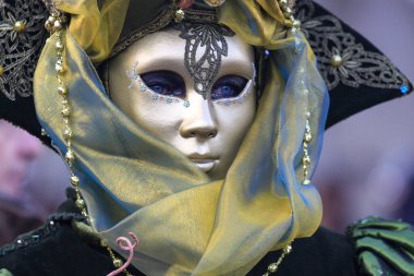 VENICE, İtalya - 15 Şubat 2010: Dünyanın en ünlü ve en çok ziyaret edilen şehirlerinden biri olan Venedik 'teki yıllık karnavalda maskeler. İnsanlar ziyarete ya da güzel el yapımı kostümlerini göstermeye geliyor..