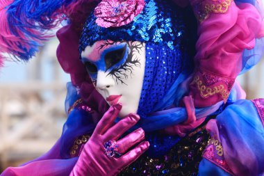 VENICE, İtalya - 15 Şubat 2010: Dünyanın en ünlü ve en çok ziyaret edilen şehirlerinden biri olan Venedik 'teki yıllık karnavalda maskeler. İnsanlar ziyarete ya da güzel el yapımı kostümlerini göstermeye geliyor..