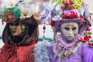VENICE, İtalya - 15 Şubat 2010: Dünyanın en ünlü ve en çok ziyaret edilen şehirlerinden biri olan Venedik 'teki yıllık karnavalda maskeler. İnsanlar ziyarete ya da güzel el yapımı kostümlerini göstermeye geliyor..