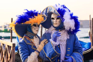 VENICE, İtalya - 15 Şubat 2010: Dünyanın en ünlü ve en çok ziyaret edilen şehirlerinden biri olan Venedik 'teki yıllık karnavalda maskeler. İnsanlar ziyarete ya da güzel el yapımı kostümlerini göstermeye geliyor..