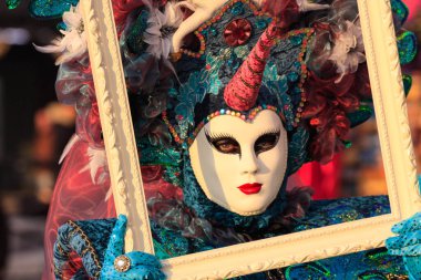 VENICE, İtalya - 15 Şubat 2010: Dünyanın en ünlü ve en çok ziyaret edilen şehirlerinden biri olan Venedik 'teki yıllık karnavalda maskeler. İnsanlar ziyarete ya da güzel el yapımı kostümlerini göstermeye geliyor..