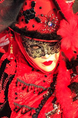 VENICE, İtalya - 15 Şubat 2010: Dünyanın en ünlü ve en çok ziyaret edilen şehirlerinden biri olan Venedik 'teki yıllık karnavalda maskeler. İnsanlar ziyarete ya da güzel el yapımı kostümlerini göstermeye geliyor..