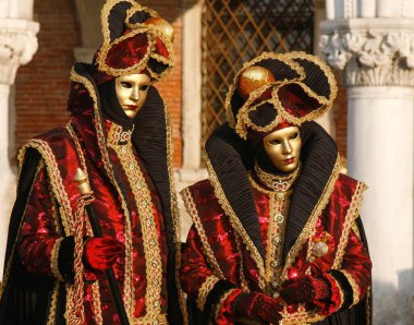 VENICE, İtalya - 15 Şubat 2010: Dünyanın en ünlü ve en çok ziyaret edilen şehirlerinden biri olan Venedik 'teki yıllık karnavalda maskeler. İnsanlar ziyarete ya da güzel el yapımı kostümlerini göstermeye geliyor..