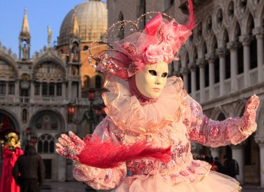 VENICE, İtalya - 15 Şubat 2010: Dünyanın en ünlü ve en çok ziyaret edilen şehirlerinden biri olan Venedik 'teki yıllık karnavalda maskeler. İnsanlar ziyarete ya da güzel el yapımı kostümlerini göstermeye geliyor..