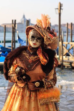 VENICE, İtalya - 15 Şubat 2010: Dünyanın en ünlü ve en çok ziyaret edilen şehirlerinden biri olan Venedik 'teki yıllık karnavalda maskeler. İnsanlar ziyarete ya da güzel el yapımı kostümlerini göstermeye geliyor..