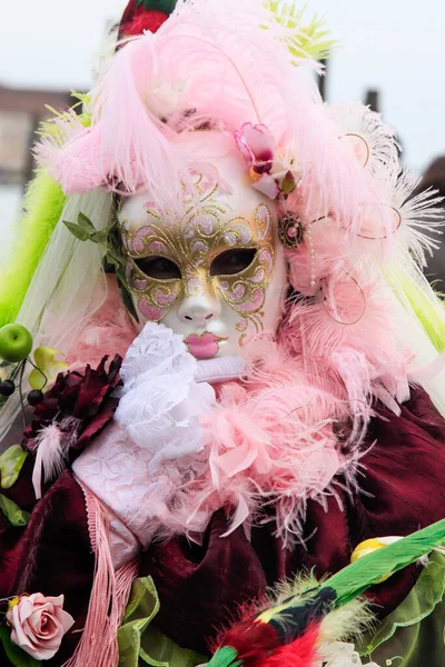 ヴェネツィア イタリア 2010年2月15日 ヴェネツィア 世界で最も有名で訪問の一つの年次カーニバルでマスク 美しい手作りの衣装を見に来る人もいます — ストック写真
