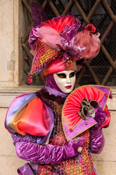 VENICE, İtalya - 15 Şubat 2010: Dünyanın en ünlü ve en çok ziyaret edilen şehirlerinden biri olan Venedik 'teki yıllık karnavalda maskeler. İnsanlar ziyarete ya da güzel el yapımı kostümlerini göstermeye geliyor..