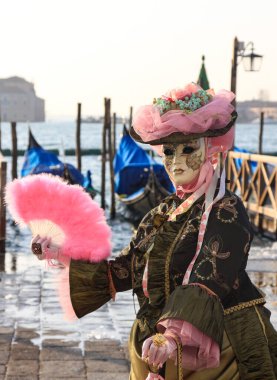 VENICE, İtalya - 15 Şubat 2010: Dünyanın en ünlü ve en çok ziyaret edilen şehirlerinden biri olan Venedik 'teki yıllık karnavalda maskeler. İnsanlar ziyarete ya da güzel el yapımı kostümlerini göstermeye geliyor..