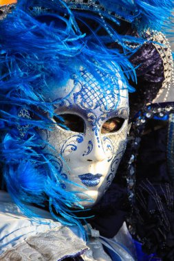 VENICE, İtalya - 15 Şubat 2010: Dünyanın en ünlü ve en çok ziyaret edilen şehirlerinden biri olan Venedik 'teki yıllık karnavalda maskeler. İnsanlar ziyarete ya da güzel el yapımı kostümlerini göstermeye geliyor..