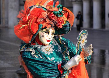 VENICE, İtalya - 15 Şubat 2010: Dünyanın en ünlü ve en çok ziyaret edilen şehirlerinden biri olan Venedik 'teki yıllık karnavalda maskeler. İnsanlar ziyarete ya da güzel el yapımı kostümlerini göstermeye geliyor..