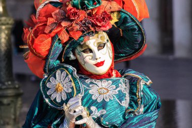 VENICE, İtalya - 15 Şubat 2010: Dünyanın en ünlü ve en çok ziyaret edilen şehirlerinden biri olan Venedik 'teki yıllık karnavalda maskeler. İnsanlar ziyarete ya da güzel el yapımı kostümlerini göstermeye geliyor..