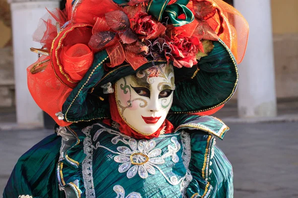 VENICE, İtalya - 15 Şubat 2010: Dünyanın en ünlü ve en çok ziyaret edilen şehirlerinden biri olan Venedik 'teki yıllık karnavalda maskeler. İnsanlar ziyarete ya da güzel el yapımı kostümlerini göstermeye geliyor..