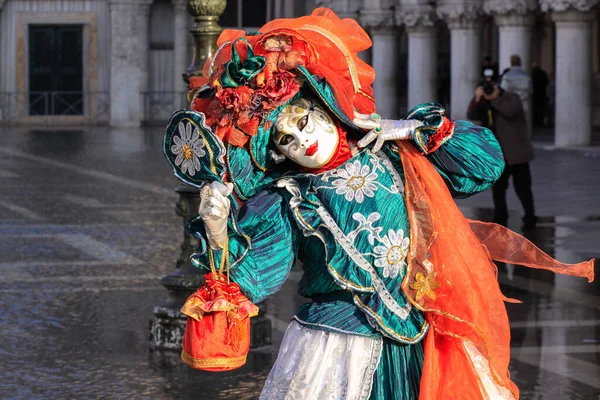 VENICE, İtalya - 15 Şubat 2010: Dünyanın en ünlü ve en çok ziyaret edilen şehirlerinden biri olan Venedik 'teki yıllık karnavalda maskeler. İnsanlar ziyarete ya da güzel el yapımı kostümlerini göstermeye geliyor..