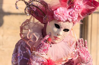 VENICE, İtalya - 15 Şubat 2010: Dünyanın en ünlü ve en çok ziyaret edilen şehirlerinden biri olan Venedik 'teki yıllık karnavalda maskeler. İnsanlar ziyarete ya da güzel el yapımı kostümlerini göstermeye geliyor..
