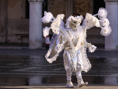 VENICE, İtalya - 15 Şubat 2010: Dünyanın en ünlü ve en çok ziyaret edilen şehirlerinden biri olan Venedik 'teki yıllık karnavalda maskeler. İnsanlar ziyarete ya da güzel el yapımı kostümlerini göstermeye geliyor..
