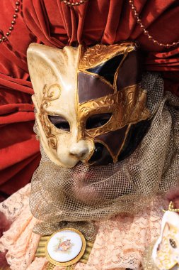 VENICE, İtalya - 15 Şubat 2010: Dünyanın en ünlü ve en çok ziyaret edilen şehirlerinden biri olan Venedik 'teki yıllık karnavalda maskeler. İnsanlar ziyarete ya da güzel el yapımı kostümlerini göstermeye geliyor..