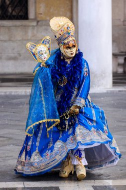 VENICE, İtalya - 15 Şubat 2010: Dünyanın en ünlü ve en çok ziyaret edilen şehirlerinden biri olan Venedik 'teki yıllık karnavalda maskeler. İnsanlar ziyarete ya da güzel el yapımı kostümlerini göstermeye geliyor..