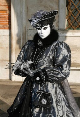 VENICE, İtalya - 15 Şubat 2010: Dünyanın en ünlü ve en çok ziyaret edilen şehirlerinden biri olan Venedik 'teki yıllık karnavalda maskeler. İnsanlar ziyarete ya da güzel el yapımı kostümlerini göstermeye geliyor..