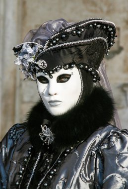 VENICE, İtalya - 15 Şubat 2010: Dünyanın en ünlü ve en çok ziyaret edilen şehirlerinden biri olan Venedik 'teki yıllık karnavalda maskeler. İnsanlar ziyarete ya da güzel el yapımı kostümlerini göstermeye geliyor..