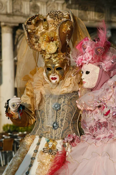 VENICE, İtalya - 15 Şubat 2010: Dünyanın en ünlü ve en çok ziyaret edilen şehirlerinden biri olan Venedik 'teki yıllık karnavalda maskeler. İnsanlar ziyarete ya da güzel el yapımı kostümlerini göstermeye geliyor..