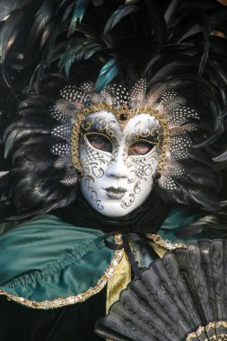 VENICE, İtalya - 15 Şubat 2010: Dünyanın en ünlü ve en çok ziyaret edilen şehirlerinden biri olan Venedik 'teki yıllık karnavalda maskeler. İnsanlar ziyarete ya da güzel el yapımı kostümlerini göstermeye geliyor..