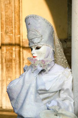 VENICE, İtalya - 15 Şubat 2010: Dünyanın en ünlü ve en çok ziyaret edilen şehirlerinden biri olan Venedik 'teki yıllık karnavalda maskeler. İnsanlar ziyarete ya da güzel el yapımı kostümlerini göstermeye geliyor..