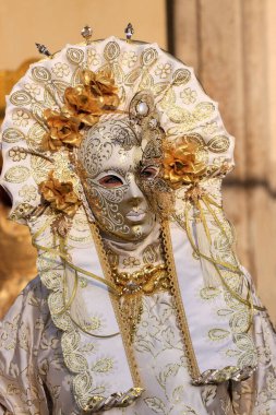 VENICE, İtalya - 15 Şubat 2010: Dünyanın en ünlü ve en çok ziyaret edilen şehirlerinden biri olan Venedik 'teki yıllık karnavalda maskeler. İnsanlar ziyarete ya da güzel el yapımı kostümlerini göstermeye geliyor..
