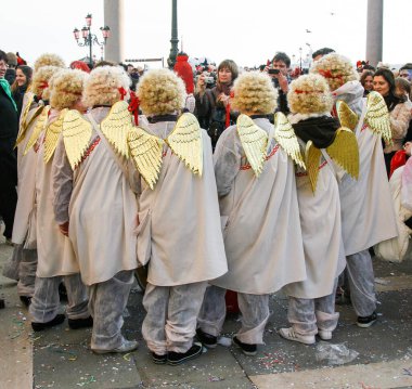 VENICE, İtalya - 15 Şubat 2010: Dünyanın en ünlü ve en çok ziyaret edilen şehirlerinden biri olan Venedik 'teki yıllık karnavalda maskeler. İnsanlar ziyarete ya da güzel el yapımı kostümlerini göstermeye geliyor..