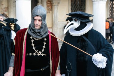 VENICE, İtalya - 15 Şubat 2010: Dünyanın en ünlü ve en çok ziyaret edilen şehirlerinden biri olan Venedik 'teki yıllık karnavalda maskeler. İnsanlar ziyarete ya da güzel el yapımı kostümlerini göstermeye geliyor..