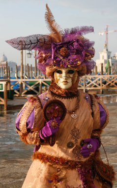 VENICE, İtalya - 15 Şubat 2010: Dünyanın en ünlü ve en çok ziyaret edilen şehirlerinden biri olan Venedik 'teki yıllık karnavalda maskeler. İnsanlar ziyarete ya da güzel el yapımı kostümlerini göstermeye geliyor..