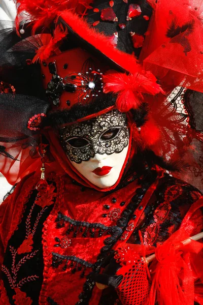VENICE, İtalya - 15 Şubat 2010: Dünyanın en ünlü ve en çok ziyaret edilen şehirlerinden biri olan Venedik 'teki yıllık karnavalda maskeler. İnsanlar ziyarete ya da güzel el yapımı kostümlerini göstermeye geliyor..