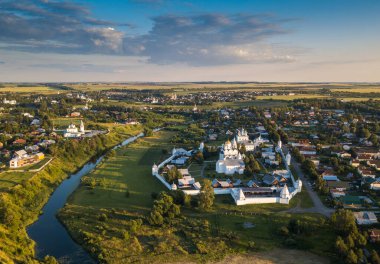 Eski Suzdal ve Pokrovsky Manastırı 'nın günbatımındaki panoramik hava manzarası. Rusya' nın Altın Yüzüğü. Vladimir bölgesi. Hava aracı fotoğrafı..