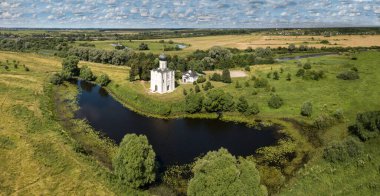 Güneşli yaz gününde Nerl Nehri 'ndeki Kutsal Bakire Kilisesi' nin büyük panoramik manzarası. Rusya.