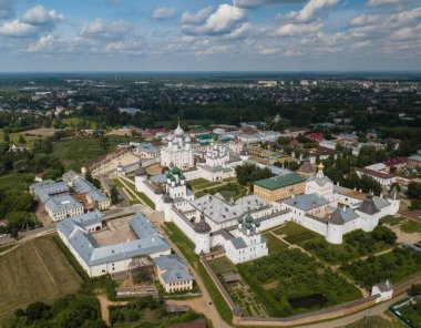 Büyük şehir Rostov 'da gümüş kubbeleri olan eski beyaz manastırın havadan görünüşü. Rusya