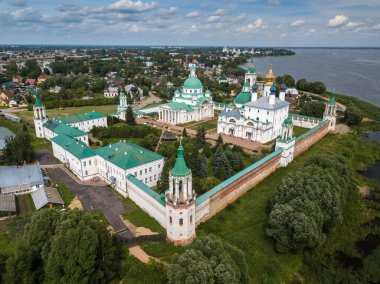 Büyük şehir Rostov 'da yeşil kubbeli beyaz Spaso-Yakovlevsky Manastırı' nın havadan görünüşü. Rusya.