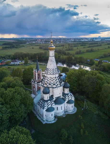 Αεροφωτογραφία του καλοκαιριού του λευκού μοναχική εκκλησία στέκεται σε ένα λόφο ανάμεσα σε πράσινα λιβάδια και το ποτάμι. Ρωσία — Φωτογραφία Αρχείου