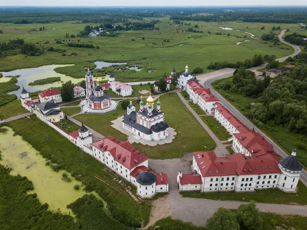 Αεροφωτογραφία του καλοκαιριού του λευκού παλαιού μοναστηριού με χρυσούς θόλους ανάμεσα σε πράσινα λιβάδια στο Ροστόφ της Μεγάλης πόλης. Ρωσία — Φωτογραφία Αρχείου
