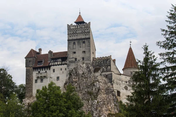Drakula efsanesiyle bilinen ortaçağ Bran şatosunun manzarası. Brasov tarihi, Transilvanya, Romanya, Avrupa