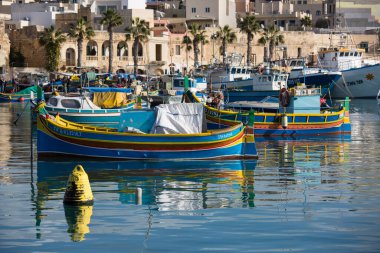 Valletta, Malta-Aralık 29 2017: Malta 'nın Akdeniz balıkçı kasabası Marsaxlokk' ta geleneksel gözlü tekneler Luzzu