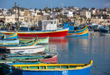 Valletta, Malta-Aralık 29 2017: Malta 'nın Akdeniz balıkçı kasabası Marsaxlokk' ta geleneksel gözlü tekneler Luzzu