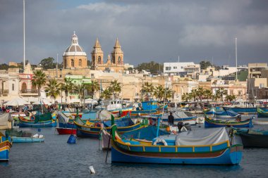 Valletta, Malta-Aralık 29 2017: Malta 'nın Akdeniz balıkçı kasabası Marsaxlokk' ta geleneksel gözlü tekneler Luzzu