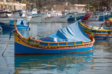 Valletta, Malta-Aralık 29 2017: Malta 'nın Akdeniz balıkçı kasabası Marsaxlokk' ta geleneksel gözlü tekneler Luzzu