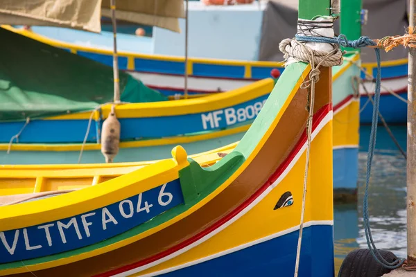 Valletta, Malta-Aralık 29 2017: Malta 'nın Akdeniz balıkçı kasabası Marsaxlokk' ta geleneksel gözlü tekneler Luzzu