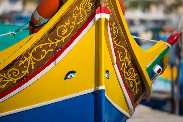 Szczegóły kolorowe tradycyjne maltańskie łodzie rybackie, luzzu z okiem Horusa lub Ozyrysa. Port Marsaxlokk, Malta — Zdjęcie stockowe
