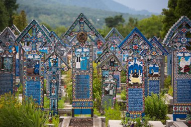 SAPANTA, ROMANIA - 12 Temmuz 2018 - Maramures 'daki ünlü Merry Mezarlığı' nda boyanmış ahşap haçlar, eşsiz, eğlenceli ve dünyanın en sıradışı anıtı
