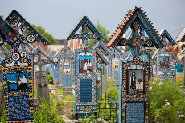 SAPANTA, ROMÉNIA - 12 de julho de 2018 - Cruzes de madeira pintadas no famoso Merry Cemetery in Maramures, um monumento único e divertido e incomum em todo o mundo — Fotografia de Stock